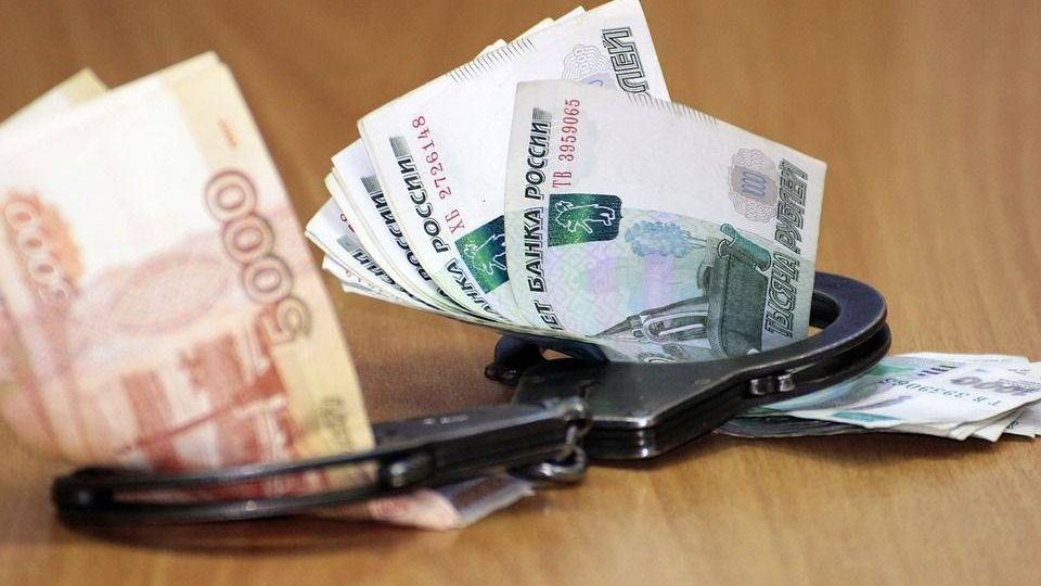Двое мужчин получили срок за крупную кражу на Камчатке 46-летний житель Елизово и 40-летний приморец с криминальным прошлым организовали дерзкое ограбление почтового отделения в Паратунке. Весной 2023 года камчатский житель задумал украсть деньги из почты. Он нашел сообщников во Владивостоке - купил им билеты на самолёт, арендовал машину и снял гостиницу. В сентябре преступники приехали к почте, выломали окно и проникли внутрь. Найдя ключ от сейфа, они похитили 5,5 миллионов рублей и разделили между собой, сообщили "ЧП Камчатка" в СК. Камчатец получил 5 лет колонии, а приморцу дали 6,5 лет с учётом предыдущих судимостей . Ещё двое участников пока ждут своего суда.