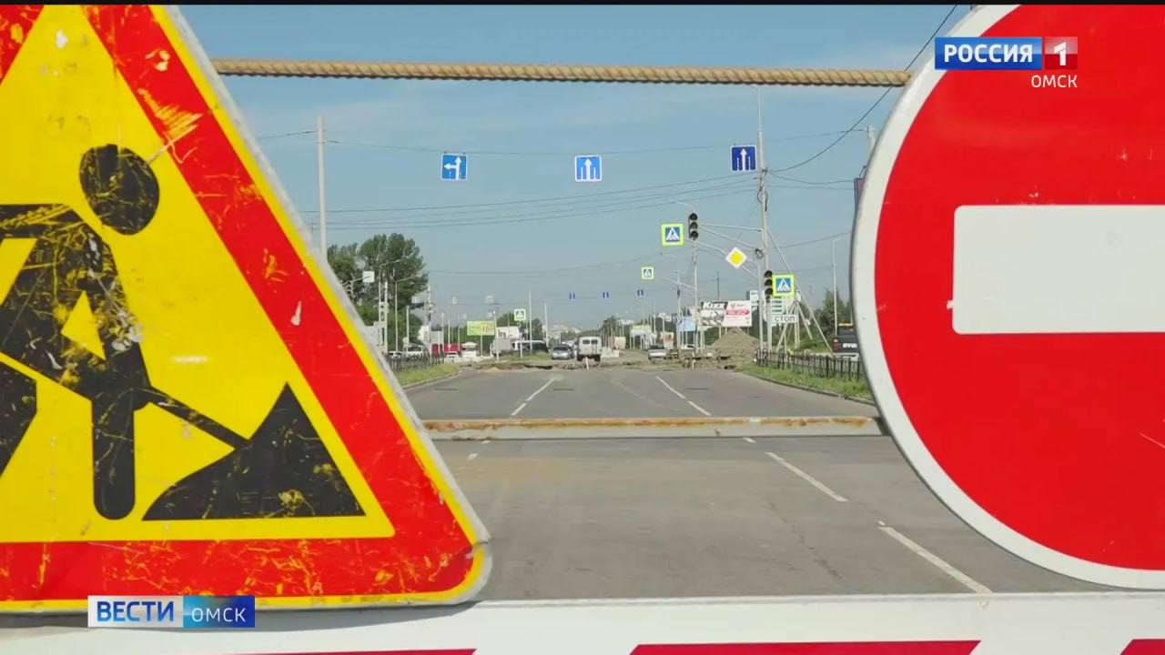 В Омске на бульваре Архитекторов к 2 августа запустят автомобильное движение в полном объёме.  Губернатор Омской области Виталий Хоценко с мэром Сергеем Шелестом проверили, как обстоят дела с реконструкцией дороги. Были осмотрены участки от ТЦ «МЕГА» до улицы Крупской.  Рабочие монтируют бордюры и инженерную инфраструктуру, работают с дорожным покрытием.     В середине июня должны завершиться тротуарные работы и укладка верхнего слоя дорожного покрытия.     К концу июля должны быть установлены светофоры и дорожные знаки, пешеходные ограждения. К этому времени также планируется нанести разметку, озеленить  территорию и установить архитектурные формы.  Подписаться Написать в редакцию