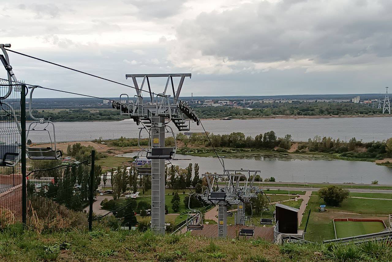 В Нижнем Новгороде в тестовом режиме начал работать канатный подъемник на площади Сенной. Спуститься к Гребному каналу на безвозмездной основе смогли уже первые пассажиры.  Однако в полноценном режиме подъемник начнет функционировать, когда будут закончены работы на контрольно-пропускных пунктах. Открыть  подвесную дорогу планируют до конца осени: