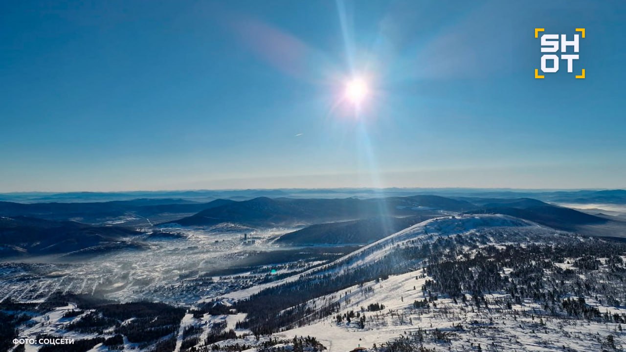 Массовое отравление на горнолыжном курорте в Шерегеше По данным SHOT более десяти отдыхающих столкнулись с одинаковыми симптомами тошнота рвота диарея повышенная температура до 38 5 градуса и головная боль Как рассказали нам туристы они предполагают что могли подхватить ротавирус При этом в Сети массово жалуются на местный бар Грелка по словам пользователей недомогание началось после его посещения В заведении всё отрицают и списывают на ротавирус Но в беседе с нами заявили что временно закрылись Заболевшая Анастасия пару дней находилась на курорте с большой компанией из 12 человек Во время отдыха у неё появилась слабость и немного повысилась температура но девушка не придала этому серьёзного значения Как только компания вернулась домой в Барнаул Анастасия и половина её друзей слегли со страшными симптомами отравления Рвота и диарея по словам туристки продолжались несколько часов У неё сильно болели голова и глаза ей было тяжело уснуть из за помутнения сознания на фоне высокой температуры Отдыхающие приехали на горнолыжный курорт в Кемеровской области на Новый год и январские праздники Сейчас по их словам они чувствуют себя лучше Ещё больше новостей в MAX   max ru shot