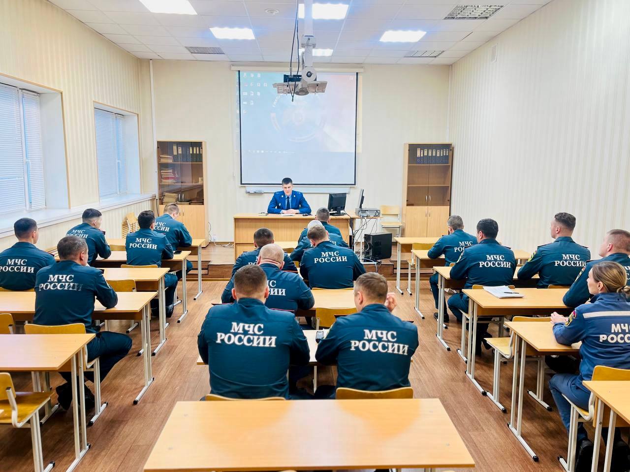 В преддверии Международного дня борьбы с коррупцией который ежегодно отмечается 9 декабря старший помощник Нефтеюганскогомежрайонного прокурора Данил Князев провел лекцию для сотрудников территориального отдела пожарно спасательного отряда ГУ МЧС России по ХМАО Юрге В ходе встречи обсуждены типичные нарушения запретов ограничений и обязанностей установленных в целях противодействия коррупции Представитель прокуратуры рассказал сотрудникам об ответственности за коррупционные преступления