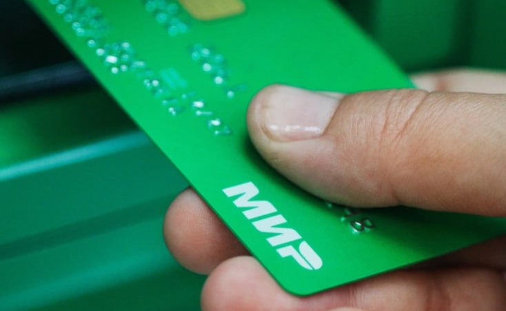 Приватизация Национальной системы платежных карт НСПК которая обсуждается уже несколько лет начинает приобретать практические черты В среду 24 сентября Банк России сейчас он единственный акционер компании выпустил большой доклад о национальной цифровой инфраструктуре финансового рынка где в одной из глав предложил оценить возможность и механизмы продажи НСПК Есть два способа продать компанию выступающую оператором карт Мир Системы быстрых платежей и биометрических сервисов Первый прямая продажа миноритарного пакета участникам рынка при сохранении доли ЦБ в системе не менее 50 плюс одна акция Второй выделение ряда сервисов НСПК каких именно ЦБ еще не решил в отдельную компанию с последующим акционированием или прямой продажей Одним из возможных способов продажи доли НСПК также может быть размещение доли компании на бирже допускают эксперты РБК разбирался в каком виде может пройти сделка и кто может стать акционером НСПК Фото Сергей Булкин NEWS RU Global Look Press Следить за новостями РБК в Telegram