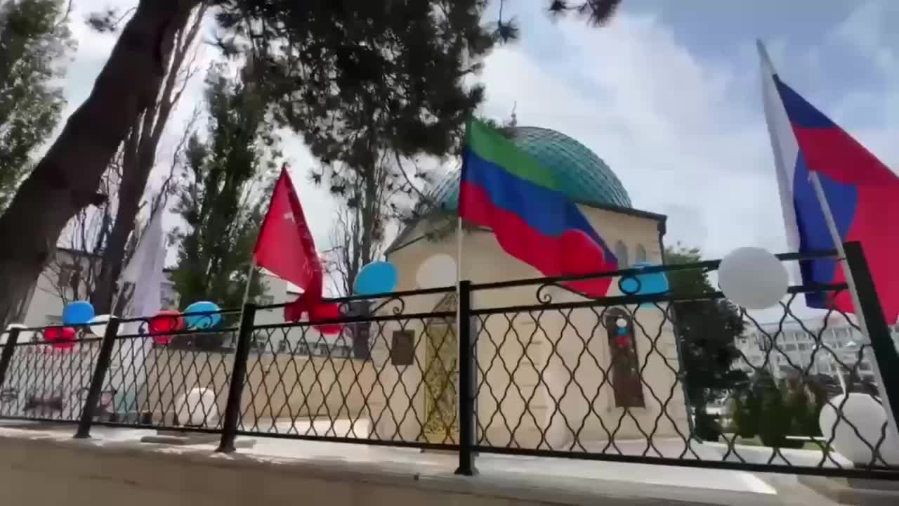 Сергей Меликов вручил подарки участникам летних курсов при мечети в Махачкале