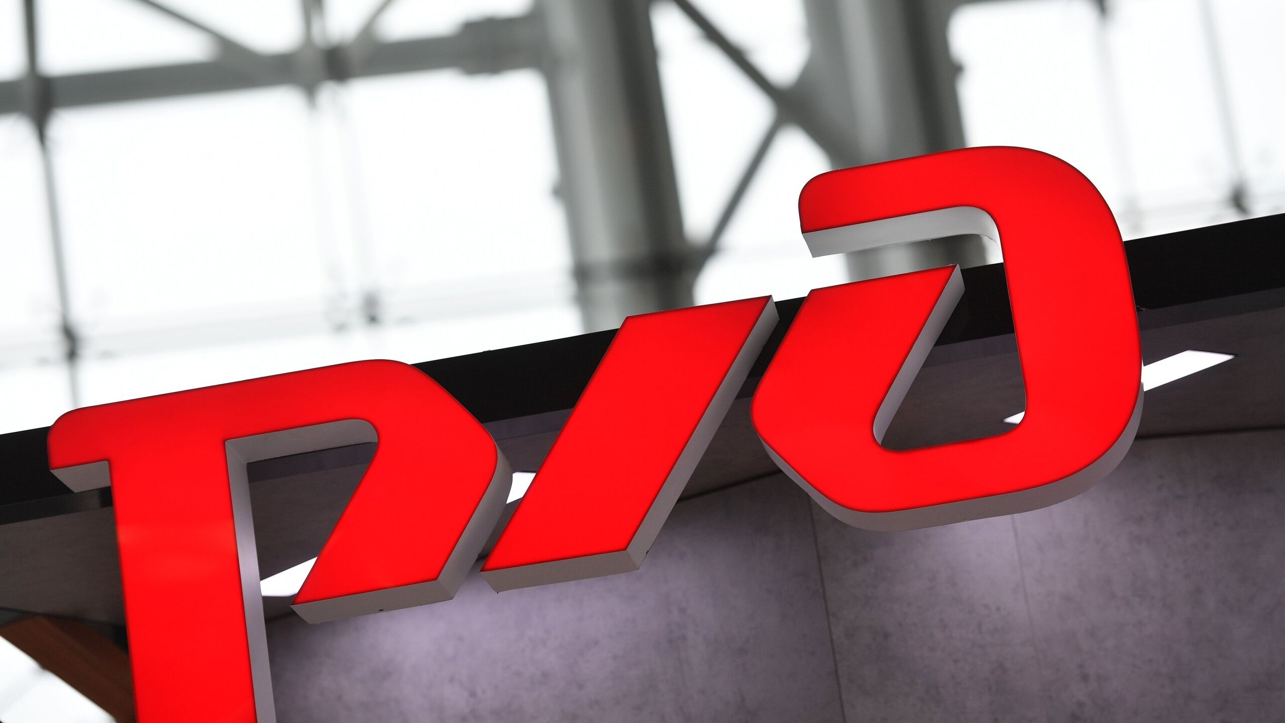 РЖД в 2026 году направят на приобретение подвижного состава 161 7 миллиарда рублей включая закупку до 400 локомотивов и до 190 пассажирских вагонов сообщила компания Совет директоров РЖД утвердил инвестиционную программу компании на 2026 год в размере 713 6 миллиарда рублей На приобретение подвижного состава будет выделено 161 7 млрд рублей включая закупку до 400 локомотивов и до 190 пассажирских вагонов говорится в сообщении РЖД