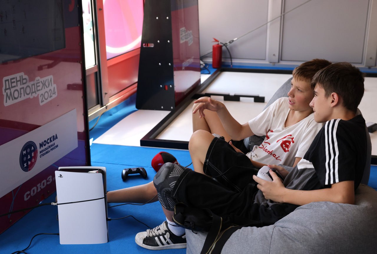 В России требуют ограничить игру Roblox, популярную среди школьников С такой инициативой в разговоре с «Абзацем» выступила уполномоченный по правам ребенка в Республике Татарстан Ирина Волынец. Ранее в Сети распространились кадры из симулятора, на которых школьники повторяют трагедию на Чернобыльской АЭС: игроки массово выбирают уничтожить реактор, чтобы посмотреть на последствия взрыва. «Такие кадры можно приравнять к воспитанию в них деструктивного поведения, когда в ходе игры предлагается сделать то, что в реальности является недопустимым. <...> Создатели игры зарабатывают капитал на трагедии, которая должна быть четко очерчена, в которой есть четкое понимание, где грань плохого. Играть в то, что унесло такое количество жизней и повлияло на здоровье огромного количества людей, недопустимо, поэтому такое нужно блокировать и ограничивать с просвещением для родителей», – подчеркнула эксперт. По словам детского омбудсмена, жесткий запрет на распространение таких сцен в играх убережет психику несовершеннолетних от немотивированной агрессии. Читайте статью до конца. Подпишитесь на «Абзац» Добавьте «Абзац» в ленту «Дзена»