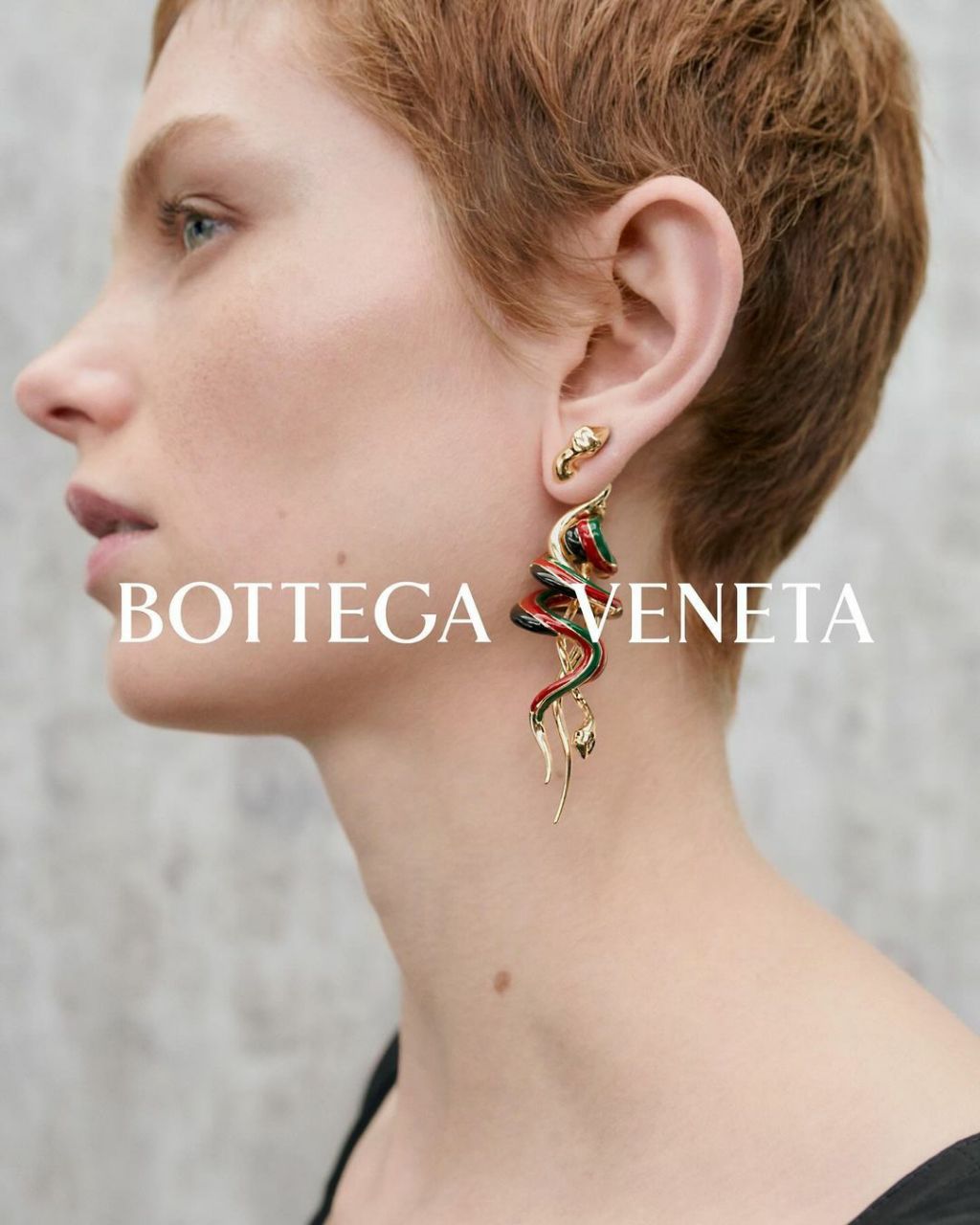 Матье Блази показал рекламную кампанию весенней коллекции Bottega Veneta 2025. На фотографиях Марии и Луи Торнфельдт также изделия из первой ювелирной линии дизайнера для бренда.  Креативный директор рассказал об опыте работы с драгоценными металлами британскому Vogue: «Я чувствовал себя как рыба в воде». Создавая украшения, Блази вдохновлялся собственным садом в Милане, находками на блошиных рынках и аукционах.   В коллекцию вошло 15 ювелирных изделий из золота: серьги-слезы, крупные браслеты-цепи, кольца с шипами и… вечерняя сумка. Блази раскрыл, что в будущем хотел бы добавить в линейку украшения с бриллиантами и другими драгоценными камнями.