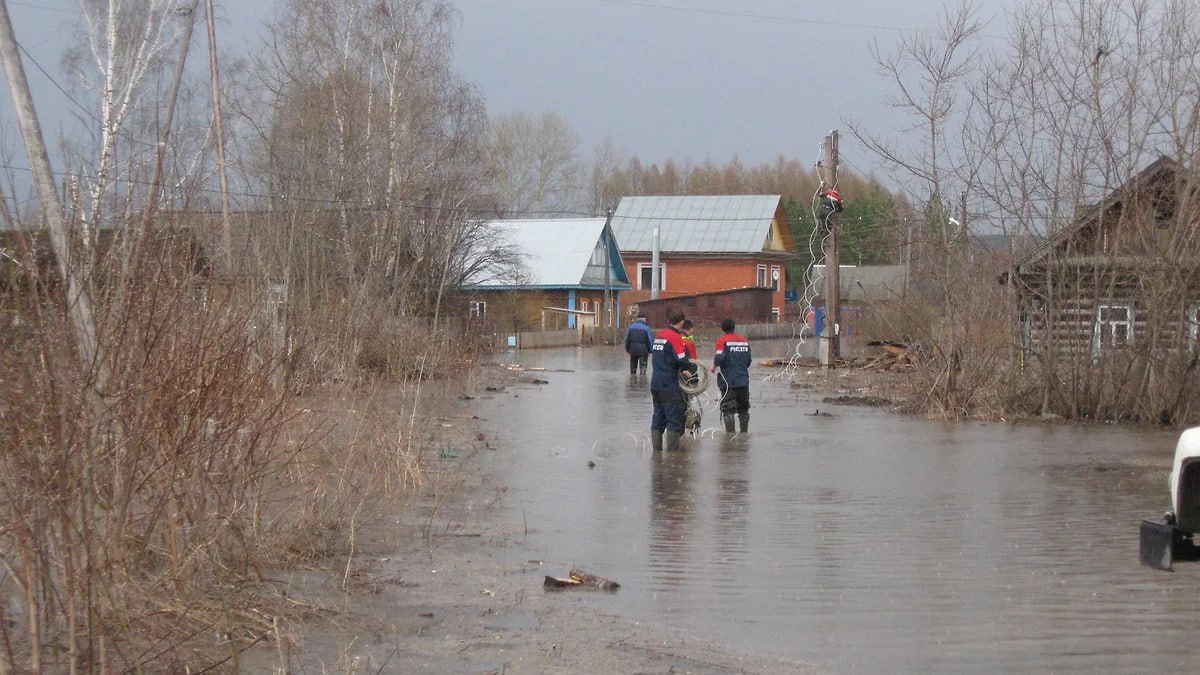 В Прикамье разлившиеся реки могут подтопить несколько населенных пунктов В ближайшие три дня возможный резкий подъем воды в нескольких реках на территории региона, сообщает Пермский центр по гидрометеорологии и охране окружающей среды. В частности, в Яйве, Чусовой и Усьве уровни воды могут достигнуть и превысить отметки, при которых «возможно возникновение неблагоприятной гидрологической ситуации» в Александровске, Чусовом и его окрестностях, а также населенных пунктах Яйва и Усьва. Возникновение неблагоприятных гидрологических явления наиболее вероятно к концу указанного периода.