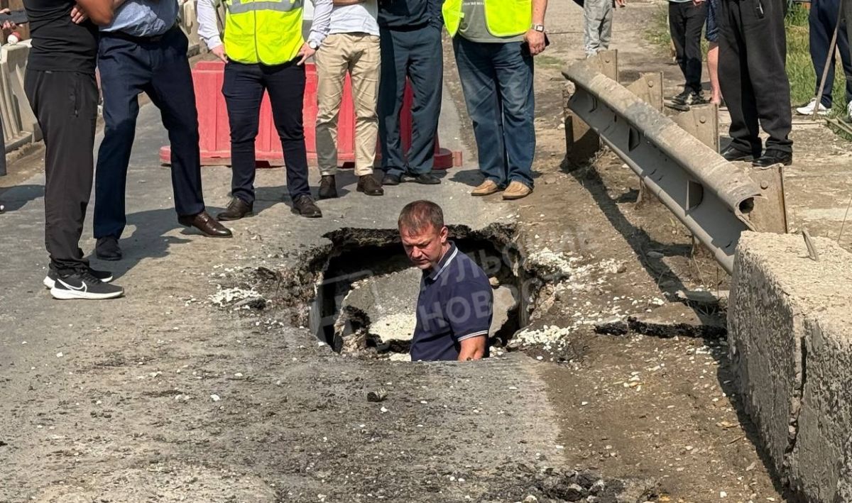 На мосту в Хрущево под Тулой провалилось покрытие Жители села Хрущево под Тулой сообщили об огромном провале в покрытии местного моста. По сообщениям очевидцев, мост перекрыли - водителям приходится искать пути объезда, что создает трудности при движении. ↗ Прислать новость Подписаться