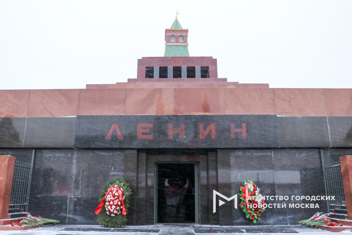 Мавзолей Ленина на Красной площади отреставрируют. Работы почти за 20 млн рублей заказало министерство культуры РФ. Как отмечается в документах, с которыми ознакомилось Агентство «Москва», в целом техническое состояние здания памятника оценивается как ограниченно работоспособное, однако состояние кирпичных частей стен малых коллекторов и стен спусков в подтрибунные помещения вдоль оси «Г» оценивается как аварийное. Кроме того, специалисты отметили, что наблюдается шелушение окрасочного слоя наружных стен и плит покрытия, а также биопоражения на стенах и плитах из-за недостаточной вентиляции. Здание мавзолея Ленина было построено в 1930 году по проекту архитектора Алексея Щусева. Сегодня объект имеет федеральный статус памятника культурного наследия. В 2013 году была проведена реконструкция мавзолея, в частности, был укреплен фундамент. Внешний облик и интерьеры не подверглись каким-либо изменениям. «Москва»