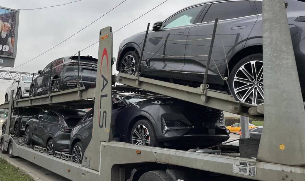 Китай блокирует схему поставок новых авто под видом б у Власти КНР вводят строгий контроль за экспортом автомобилей зарегистрированных менее 180 дней назад Мера направлена на пресечение практики продажи новых машин под видом подержанных autonews youtube