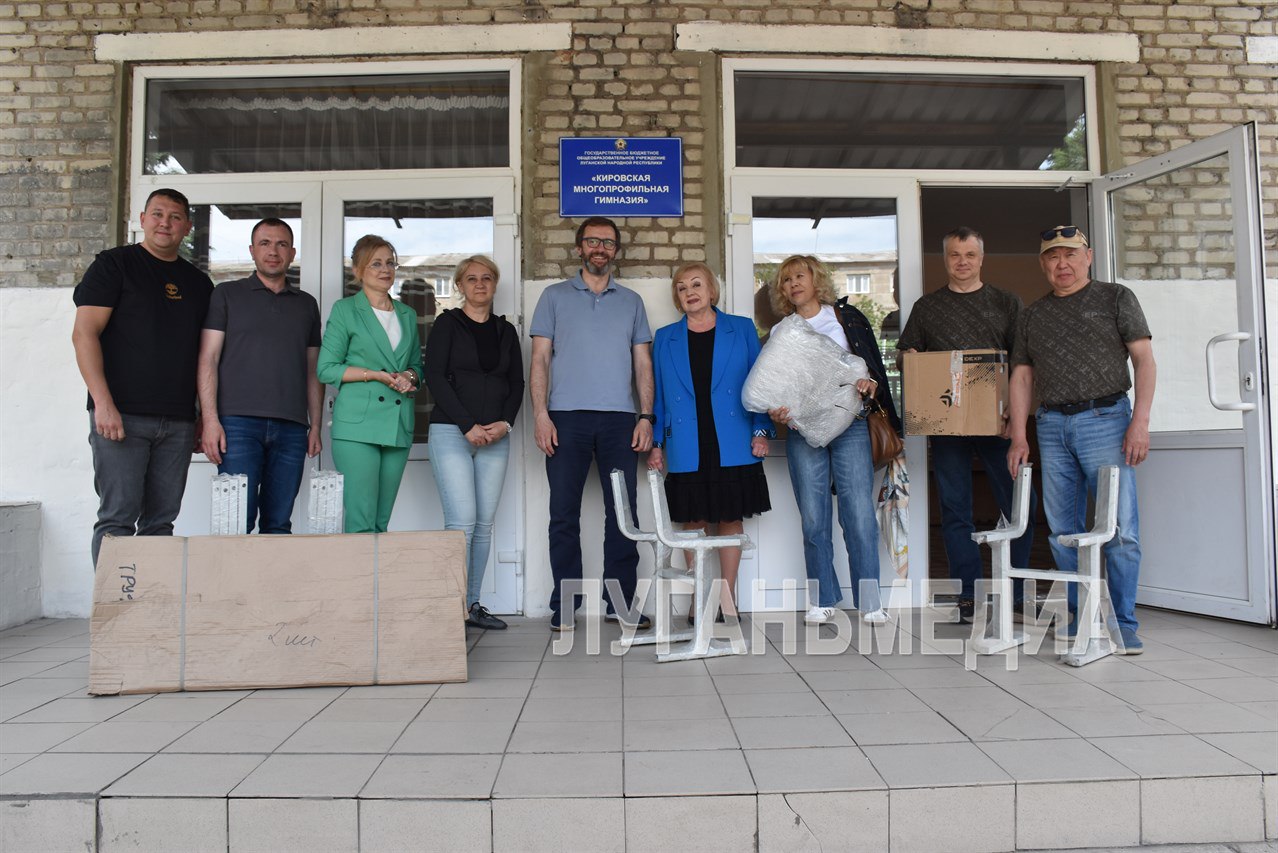 Депутаты Законодательного Собрания Иркутской области посетили Кировск Председатель Законодательного Собрания Иркутской области Александр Ведерников, заместитель председателя Наталья Дикусарова совместно с коллегами в рамках рабочего визита встретились с главой Кировского городского округа Викторией Сергеевой. Представители делегации посетили ряд образовательных и спортивных учреждений города. Депутаты Законодательного Собрания Иркутской области привезли в Кировскую многопрофильную гимназию необходимую компьютерную технику, кондиционеры и мебель для сдачи ЕГЭ в профильных классах по физике и химии. Порадовали также своим визитом и подарками: новой посудой для поваров и детскими игрушками педагогов ясли-сад № 1 «Солнышко». Кроме того, передали полный комплект оборудования для сдачи нормативов ГТО в Детскую спортивную школу. Руководители учреждений от чистого сердца поблагодарили за помощь и поддержку. Вконтакте Одноклаcсники