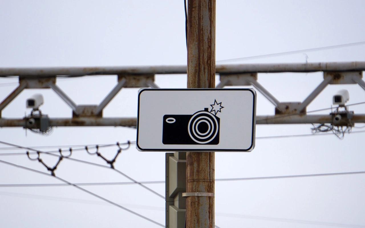 Страховщики призвали рассылать двойные письма счастья Что это значит Всероссийский союз страховщиков предлагает рассылать письма счастья водителям которые нарушили правила дорожного движения и при этом не имеют полиса ОСАГО заявил глава ВСС Евгений Уфимцев Я не понимаю почему присылая водителю штраф например за превышение скорости одновременно не прислать второе письмо счастья где бы говорилось что у вас не найден полис ОСАГО сказал Уфимцев Он добавил что на данный момент решены не все проблемы для запуска полноценного контроля полисов ОСАГО по дорожным камерам но страховщики не видят препятствий для обычного предупреждения Мы можем информировать автовладельцев о возможном отсутствии полиса и о возможном наказании за это сказал он Пускай в тестовом варианте без штрафов пока но надо запускать По словам главы ВСС техническая возможность ввести контроль полисов ОСАГО по дорожным камерам есть уже сейчас