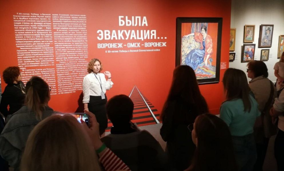 «Ночь музеев» в Омске посетили более 16 тысяч человек Акция стартовала 17 мая в шесть вечера и продлилась до полуночи. Между музеями гости могли перемещаться на шаттлах — специальных автобусах, в каждом из которых работал экскурсовод, рассказывающий о достопримечательностях нашего города. Насыщенные программы к «Ночи музеев» подготовили «Эрмитаж-Сибирь», «Искусство Омска», музей им. Врубеля, ОГИК музей и другие. Омичи смогли увидеть выступления танцевальных коллективов и музыкальных групп, посетить ярмарки и мастер-классы, а также послушать лекции и поучаствовать в квесте. Добавим, что «Ночь музеев» состоялась и в Большеречье, там участниками акции стали местная Картинная галерея, краеведсческий музей и, конечно, комплекс «Старина Сибирская».