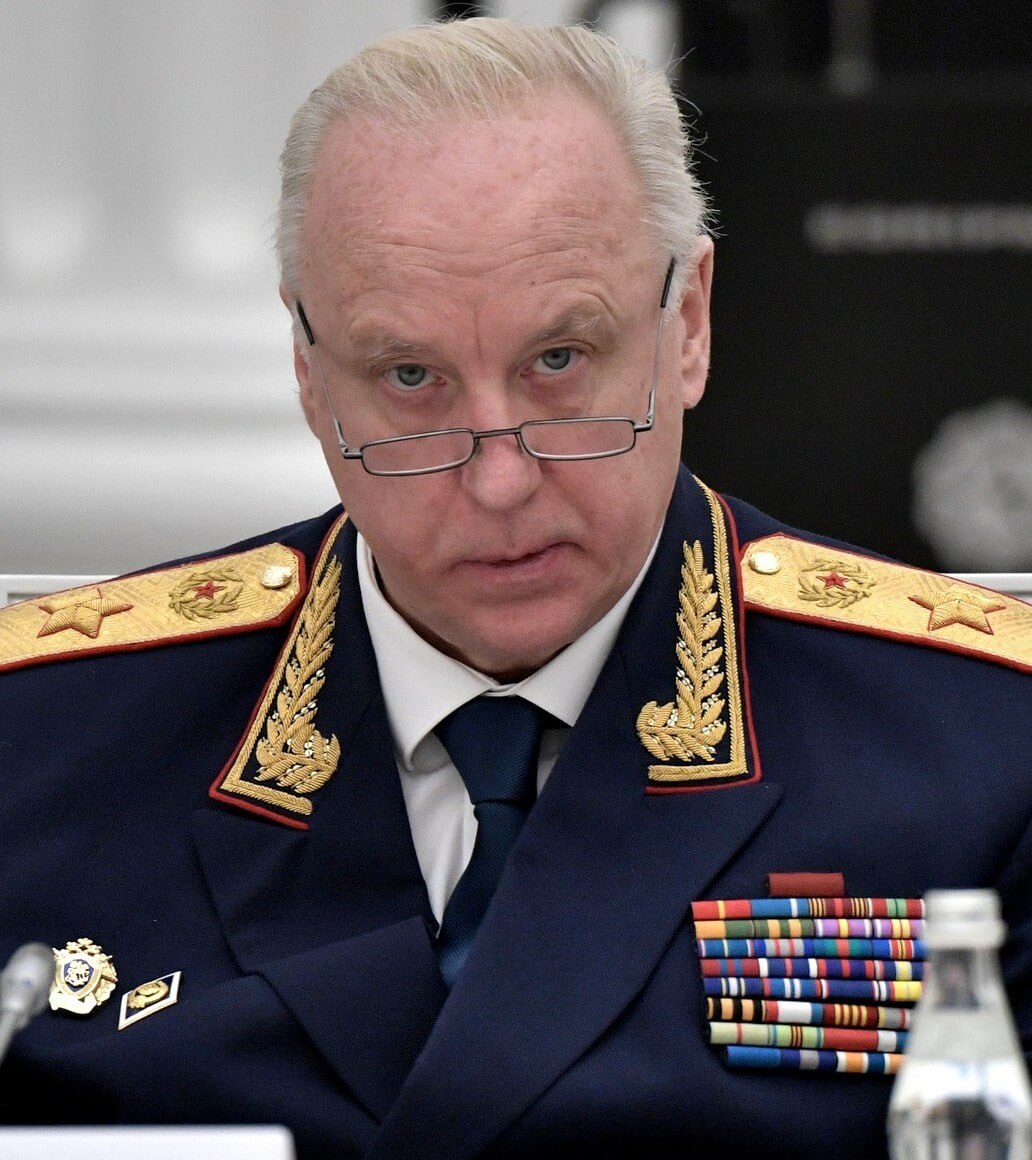 Бастрыкин заинтересовался состоянием ФАПа в Удмуртии Глава Следственного комитета Александр Бастрыкин поручил провести проверку сообщений о ненадлежащем состоянии фельдшерско-акушерского пункта в деревне Татарские Парзи в Глазовском районе Удмуртии, сообщает пресс-служба СК. Как отмечаются в собщении, в медицинском учрежлении отсутствует водоснабжение и отопление. Обращения в компетентные органы о нарушении санитарных норм в ФАПе результатов не принесли. Управление Следственного комитета по Удмуртии организовало проверку медучреждения. Бастрыкин поручил своим коллегам из республики доложить о ее результатах. Фото: wikimedia.org #Удмуртия