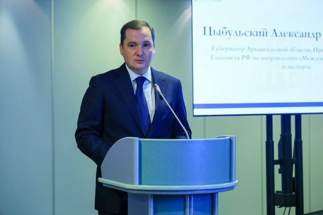 На IX Съезде Торгово промышленной палаты России обсуждали как меняется структура внешнеэкономических связей страны рассказал губернатор Архангельской области Александр Цыбульский подчеркнув что сегодня это уже не просто вопросы отдельных отраслей а формирование новой модели участия России в глобальной торговле Рост несырьевого и неэнергетического экспорта на 10 свидетельствует о том что российский бизнес активно осваивает новые зарубежные направления Большая часть этих успехов связана с комплексной государственной поддержкой Национальный проект Международная кооперация и экспорт представляет собой развитую экосистему включающую помощь в сертификации продукции компенсации затрат на логистику страхование рисков а также продвижение на международных выставках и через деловые миссии Тем не менее как отметил Александр Цыбульский одной финансовой поддержки недостаточно для успешного развития экспорта необходимы эффективные инфраструктурные решения Новой формой господдержки стало субсидирование развития международных транспортно логистических коридоров в направлениях Африки и Латинской Америки что открывает принципиально новые торговые маршруты На реализацию этой программы до 2030 года выделено 15 6 млрд рублей Однако в настоящее время она охватывает преимущественно регионы Балтики и Азово Черноморья Для Архангельской области как представителя Арктической зоны ключевой задачей является расширение действия этой меры на Северный морской путь Это не просто вопрос создания равных условий а стратегический вызов для развития всей северной логистической системы Большое значение имеет также активная работа за рубежом Международная сеть Российского экспортного центра охватывающая уже 15 стран становится надежной опорой для продвижения отечественного бизнеса В рамках комиссии Госсовета по вопросам Международной кооперации и экспорта ведется работа по обеспечению прямого доступа региональных предприятий к этим возможностям Это уже не просто поддержка а формирование глобальной инфраструктуры присутствия российских компаний на зарубежных рынках отметил глава Поморья Перемещение фокуса внешней торговли с Европы на рынки Азии Ближнего Востока Африки и Латинской Америки требует нового подхода Здесь важно не только экспортировать продукцию но и создавать производственные мощности инвестировать и развивать совместные проекты Недавние соглашения о свободной торговле с ОАЭ и Монголией подтверждают движение в этом направлении Сегодня успех внешнеэкономической политики определяется не столько объемом экспортируемых товаров сколько глубиной интеграции на новые рынки Россия постепенно формирует собственную сеть торговых маршрутов институтов и партнерств Задача регионов активно включаться в этот процесс и вносить значимый вклад в формирование новой глобальной экономической карты подчеркнул Александр Цыбульский