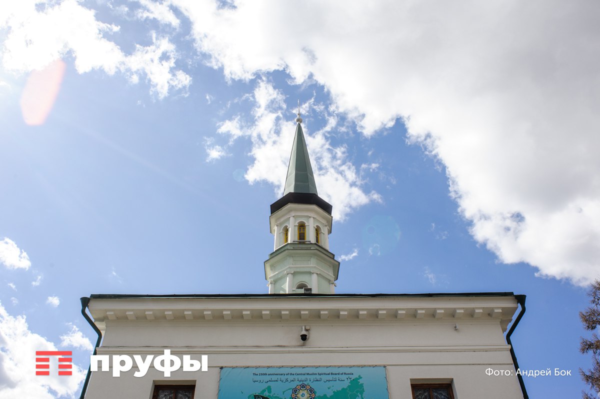 В Уфе из-за празднования Курбан-байрама перекроют улицы  6 июня мусульмане отметят Курбан-байрам, один из важнейших праздников исламской культуры. Праздничные богослужения пройдут в 23 мечетях города, сообщили в пресс-службе мэрии Уфы.  Для проведения религиозных обрядов будут организованы две специальные площадки с ветеринарным контролем, которые будут работать с 8:00 до 20:00:   перед торговым центром «Караван»  ул. Пригородная, 55   на территории Северного автовокзала  ул. Кемеровская, 82   Кроме того, 8 июня в 12:00 на площадке перед лайфстайл-центром «Башкирия»  ул. Менделеева, 205А  состоится праздничное мероприятие «Курбан Халяль Фест».  В связи с празднованием Курбан-байрама 6 июня с 6:00 до 15:00 будет ограничено движение автотранспорта на следующих участках:  ул. Тукаева  от улицы Цюрупы до улицы Зайнуллы Расулева   крайняя правая полоса на улице Комарова вдоль мечети «Ляля-тюльпан».  Жителей Уфы просят учитывать данные ограничения при планировании поездок.    Обратная связь   Подписаться