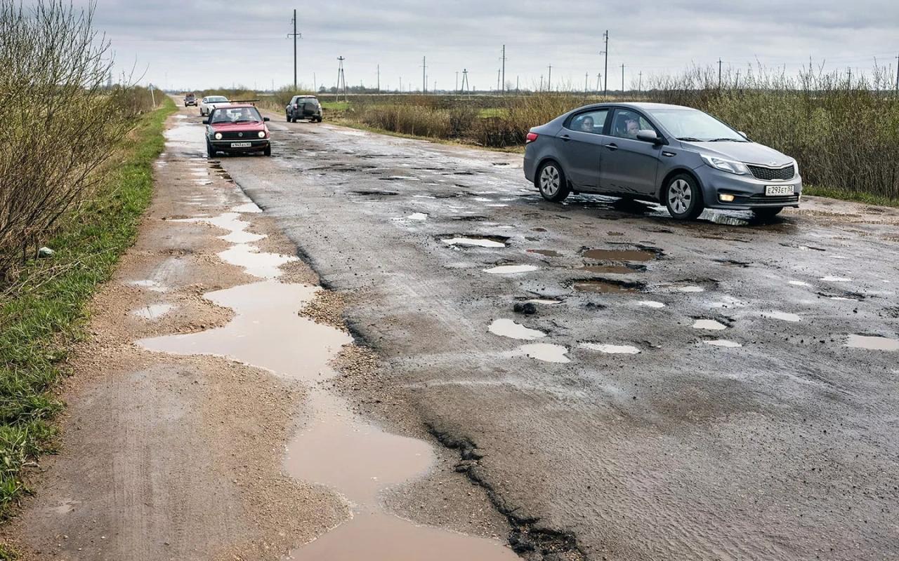 В Госдуме предложили отменять штрафы за нарушения ПДД из за объезда ям Соответствующее обращение председателю правительства Михаилу Мишустину направили депутаты от фракции Новые люди Сардана Авксентьева Анна Скрозникова и Сангаджи Тарбаев В обращении авторы инициативы отметили что принятие предложенной меры позволит восстановить баланс между формальным исполнением ПДД и здравым смыслом в дорожных ситуациях а также повысит доверие к системе дорожного контроля и судопроизводства Как заявили депутаты в настоящее время многие водители получают административные штрафы за такие нарушения ПДД как выезд за стоп линию пересечение сплошной линии разметки или выезд на встречную полосу которые в ряде случаев спровоцированы необходимостью объехать глубокую дорожную яму или разрушенный участок дороги Подобные случаи по их словам фиксируются во многих регионах особенно в зимний и весенний периоды когда состояние дорог резко ухудшается