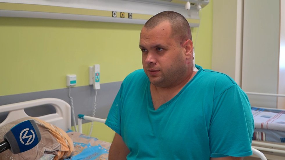 Головные боли чуть не привели новоуренгойца к инвалидности  Станислав Никитенко обратился в НЦГБ с жалобами на головные боли. Сам мужчина списывал их на погодные изменения и усталость. После проведения МРТ пациенту диагностировали аномалию Арнольда-Киари — опасное заболевание, которое может привести к инвалидности или даже внезапной смерти.  При помощи высокотехнологичного микроскопа нейрохирурги провели сложную операцию. В ходе вмешательства они восстановили отток спинномозговой жидкости из черепа, устранили сдавление мозжечка и ствола головного мозга. После реабилитации мужчина сможет вернуться к своему обычному образу жизни.  Аналогичную операцию провели накануне в Тюмени. Так, в центре нейрохирургии спасли женщину с болезнью Паркинсона. Операцию на мозге провел главный врач Альберт Суфианов. Пациентка в это время находилась в сознании и отметила улучшения прямо на операционном столе. Сейчас с женщиной все хорошо, и она выписана домой.  Источник: Импульс Севера, Ura ru