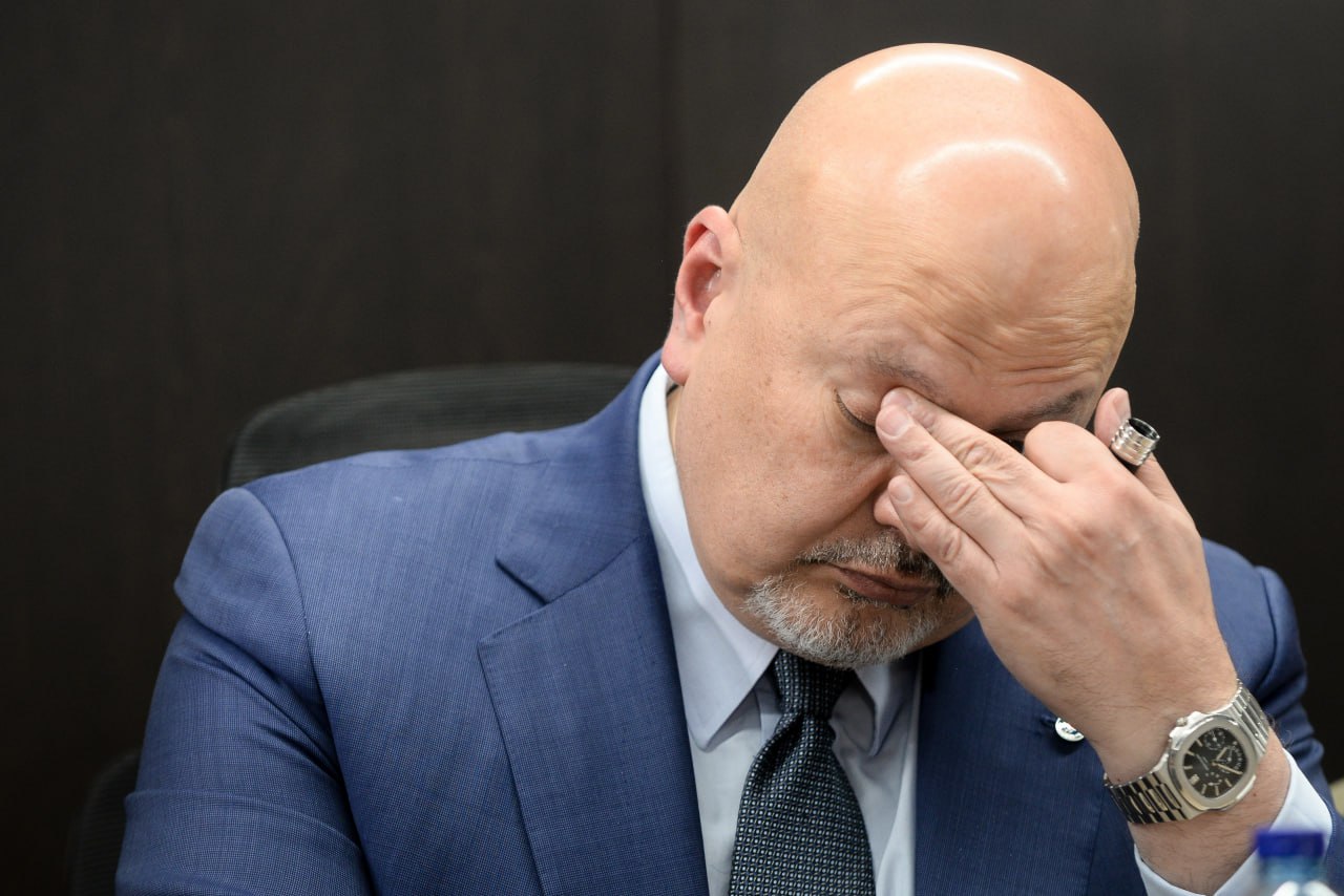 Главный прокурор Международного уголовного суда Карим Хан уходит в административный отпуск до окончания расследования о предполагаемых домогательствах с его стороны, о которых заявила сотрудница организации Как сообщает Bloomberg со ссылкой на суд в Гааге, на время отсутствия Хана его обязанности будет исполнять заместитель главного прокурор. "Допущения о таком неподобающем поведении не соответствуют действительности. Я работал в разных местах в течение 30 лет, и никто ни разу не подавал на меня подобной жалобы", - написал ранее Хан в соцсети Х. Фото: Vanessa Jimenez/Anadolu Agency via Getty Images