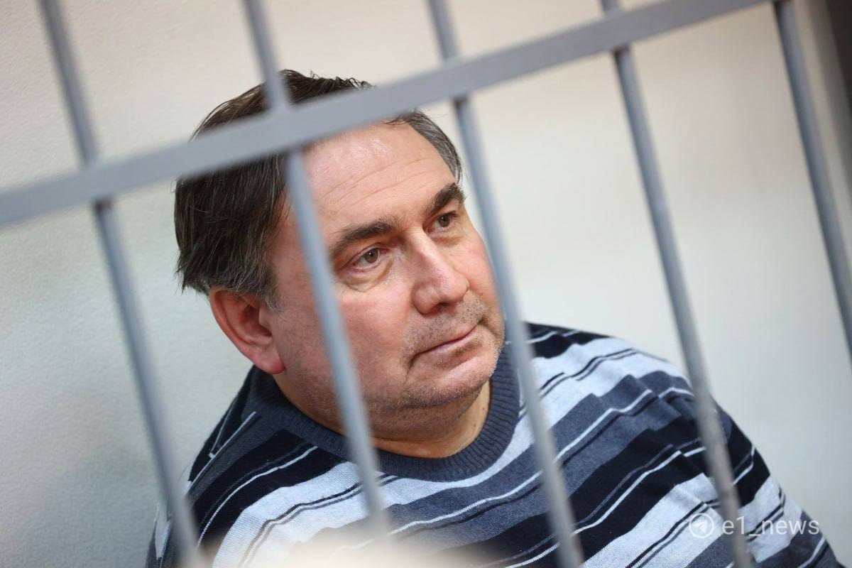 Экс министр энергетики Свердловской области получил условку за взятку в 4 4 млн рублей С 2023 по 2024 год Николай Смирнов и его заместители Игорь Чикризов и Андрей Кислицын получили через посредника более 4 4 млн рублей за покровительство при заключении муниципальных контрактов Самому Смирнову досталось больше 980 тысяч рублей Суд назначил ему 5 лет условно с испытательным сроком штраф в размере всей суммы взятки и запрет занимать руководящие должности на 5 лет Вину Смирнов признал полностью заключив досудебное соглашение о сотрудничестве Он также дал показания против экс губернатора Евгения Куйвашева и бывшего вице губернатора Олега Чемезова Дела в отношении его подчинённых ещё рассматриваются в суде Подписаться Прислать новость