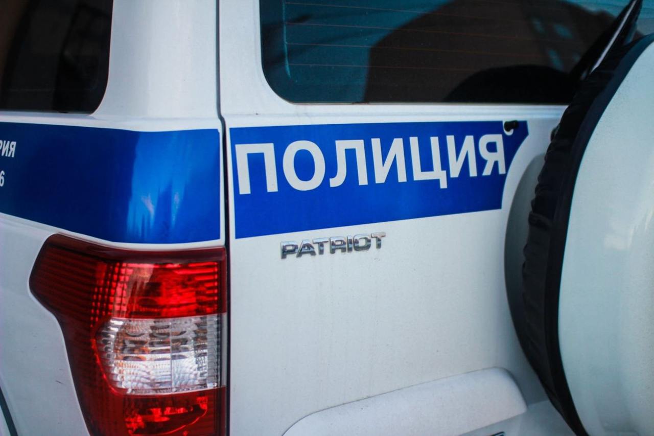 В Орехово-Зуевском двое подростков напали на локомотивную бригаду Двоих подростков задержали за нападение на машиниста и помощника машиниста электрички на станции Крутое в Орехово-Зуевском городском округе. Об этом рассказывает «МК» со ссылкой на источник в правоохранительных органах. Подростки в возрасте 16 и 17 лет огнетушителем разбили стекло в кабине электрички, после распылили газ из перцового баллончик в сторону локомотивной бригады. Обоим мужчинам потребовалась медицинская помощь. По информации старшего помощника руководителя Западного СУ СКР на транспорте Анастасии Глущенко, следователь ходатайствует в суде об избрании меры пресечения задержанным.