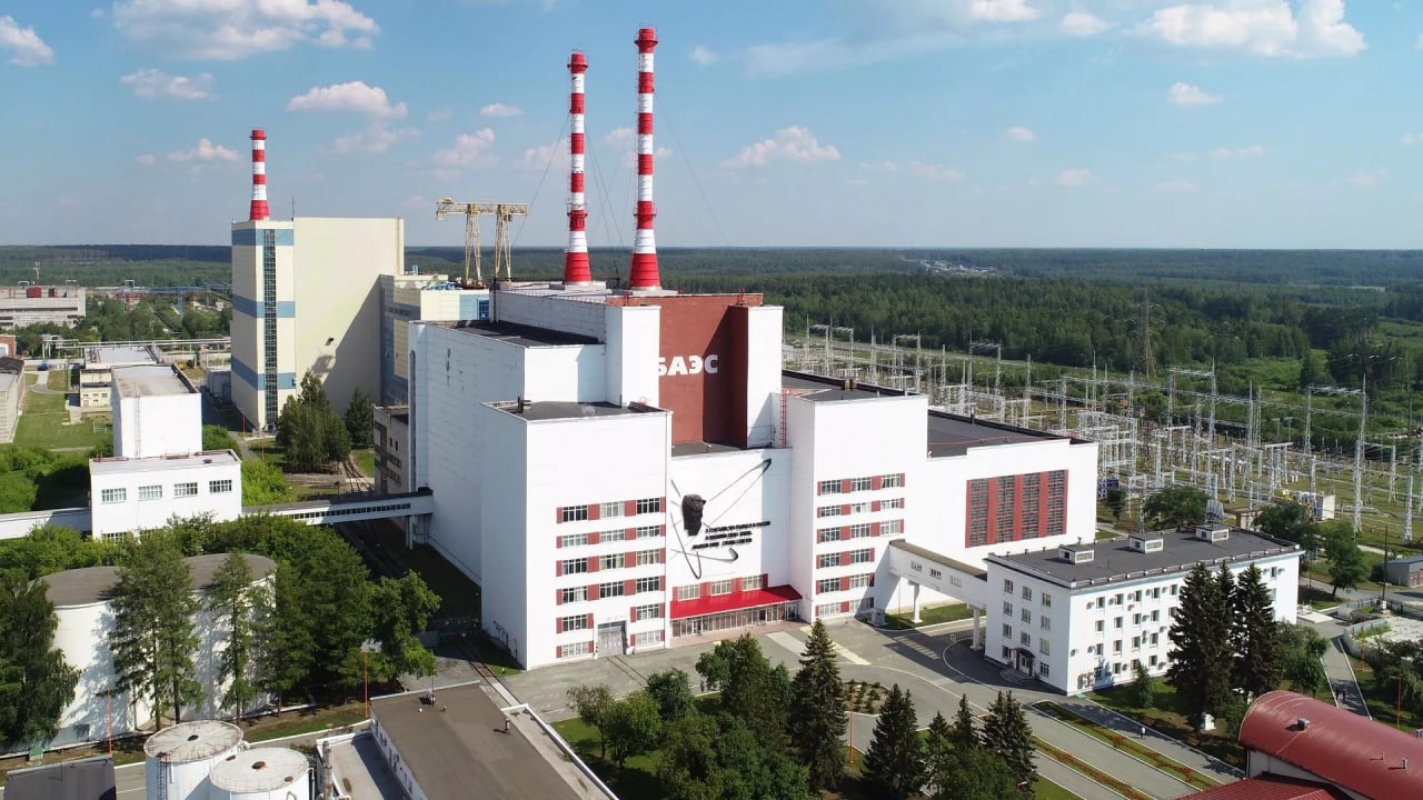 «Росатом» завершит осенью проектирование энергоблока на быстрых нейтронах «Росатом» начал подготовительные работы на стройплощадке пятого энергоблока Белоярской АЭС Свердловская область , который будет оснащен реактором IV поколения БМ-1200М. Речь идет об установке на быстрых нейтронах, являющейся «развитием» реакторов с натриевым теплоносителем БН-600 и БН-800. Проектирование нового энергоблока должно завершиться 31 октября 2025 г., после чего «Росатом» отправит документы в Ростехнадзор для получения лицензии на сооружение. Сейчас на площадке будущего реактора идет подготовка временных дорог, ограждений и строительно-монтажной базы. Начало строительства намечено на 2027 г. Согласно планам «Росатома», БН-1200М станет первым в мире серийным реактором на быстрых нейтронах. ™ Высокое напряжение