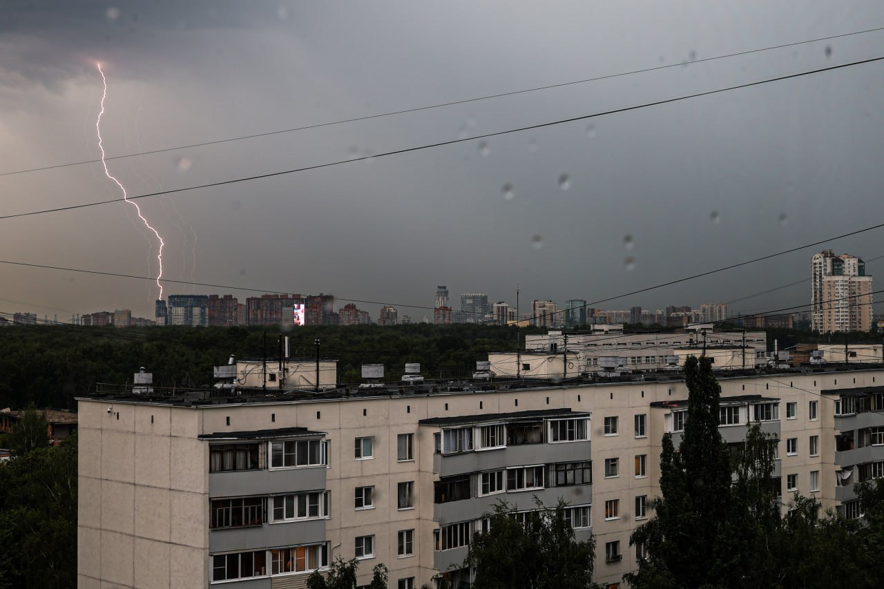 Сильная гроза ожидается в Москве через несколько часов По данным МЧС, град и проливной дождь начнутся около 13:00 и продлятся до ночи. Жителям советуют быть осторожными на улице и не ставить автомобили рядом с деревьями. Подпишись на «Говорит Москва»