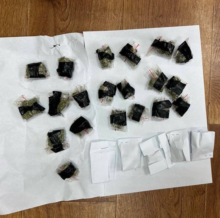 Прокуратура Красногвардейского района утвердила обвинительное заключение по уголовному делу о покушении на сбыт синтетических наркотиков. По версии следствия, 58-летний мужчина стал участником преступной группы, осуществляющей незаконный сбыт наркотических средств на территории республики посредством сети «Интернет». В феврале текущего года, обвиняемый получил координаты с местом нахождения двух партий мефедрона массой порядка 27 г, N-метилэфедрона массой более 23 г и каннабиса массой более 33 г. Мужчина перевез наркотики по месту своего жительства, где расфасовал их на мелкие части и оборудовал на территории Красногвардейского района 31 тайник с запрещенными веществами, географические координаты которых отправлял куратору. Довести свой преступный умысел до конца ему не удалось поскольку его противоправная деятельность была пресечена сотрудниками органов полиции. Наркотические средства изъяты из незаконного оборота. Уголовное дело направлено в Красногвардейский районный суд.