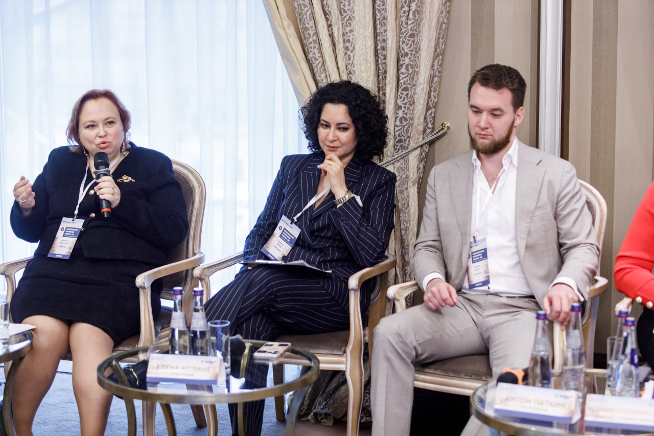 Партнер ФБК Legal Виктория Арутюнян выступила на конференции Право ru Корпоративное право и корпоративное управление 2025 23 октября 2025 года в Москве состоялась конференция Корпоративное право и корпоративное управление 2025 организованная Право ru Мероприятие собрало ведущих экспертов отрасли для обсуждения ключевых вызовов современного корпоративного права Виктория Арутюнян Партнер ФБК Legal выступила в сессии Новые правила корпоративных конфликтов и выхода из бизнеса с докладом Топ менеджмент между двух огней как защититься от претензий акционеров и государства В своем выступлении она осветила вопросы защиты интересов топ менеджмента в условиях сложных корпоративных конфликтов уделив внимание рискам гражданско правовой и уголовной ответственности привела статистику роста случаев привлечения топ менеджеров к ответственности и реальные кейсы Виктория также дала рекомендации по минимизации рисков и управления рисками в современных реалиях