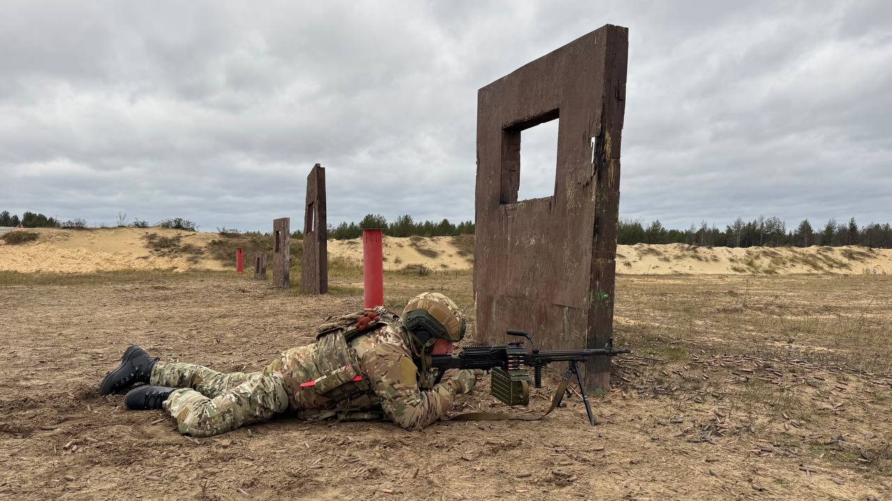 Нижегородский министр экологии Владимир Тужилин записался в ряды резервистов Барс НН Он приступил к военной подготовке Свое решение господин Тужилин объяснил тем что уже работал на новых территориях и находился в непосредственной близости к линии боевых действий В 2023 24 годах он занимал должность министра транспорта ДНР Фото пресс служба правительства Нижегородской области   Подписывайтесь на Ъ Приволжье