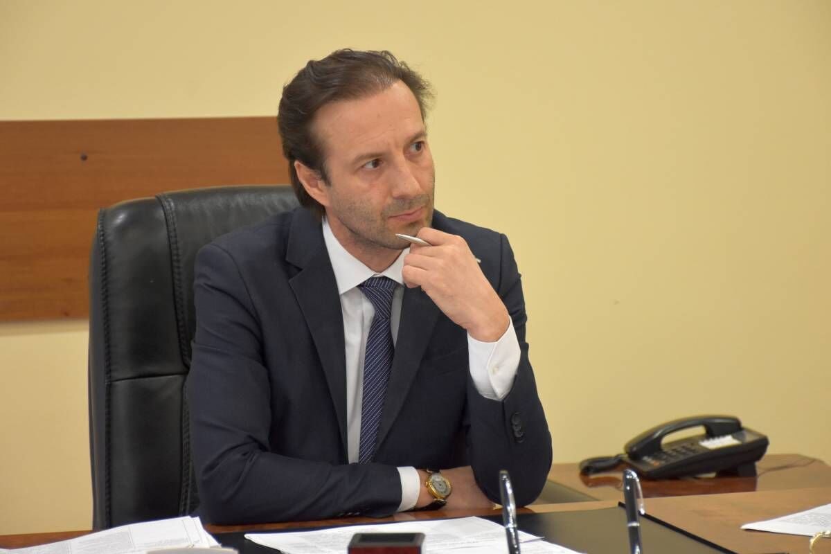 Задержан вице-губернатор Белгородской области Рустэм Зайнуллин Белгородские СМИ сообщают о задержании вице-губернатора региона, министра имущественных и земельных отношений Рустэма Зайнуллина. Предварительно, это может быть связано с расследованием уголовных дел, касающихся возможных злоупотреблений полномочиями при строительстве фортификационных сооружений на границе. Официально эта информация не подтверждена.