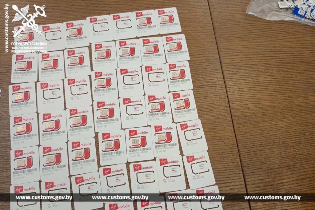 Гражданин Молдовы пытался ввезти в Беларусь 2 тысячи сим-карт в ящике для инструментов. Они могли быть использованы в мошеннических и других противоправных схемах. Злоумышленник ехал из Литвы на автомобиле Mercedes-Benz через пункт пропуска "Каменный Лог" и в декларации не указывал никакой груз. Сим-карты он запаковал в пакет, завернул в полотенце, уложил на дно ящика для инструментов, надеясь, что таможенники их примут за личные вещи. Сокрыть груз не удалось. Изъятые карты операторов Польши, Финляндии, Эстонии таможенники оценили в €8 тысяч. Теперь гражданину Молдовы грозит штраф до 30 базовых величин с возможной конфискацией сокрытых товаров. #Молдова #Эстония #Польша #Финляндия Подпишись — Минская правда MLYN.by