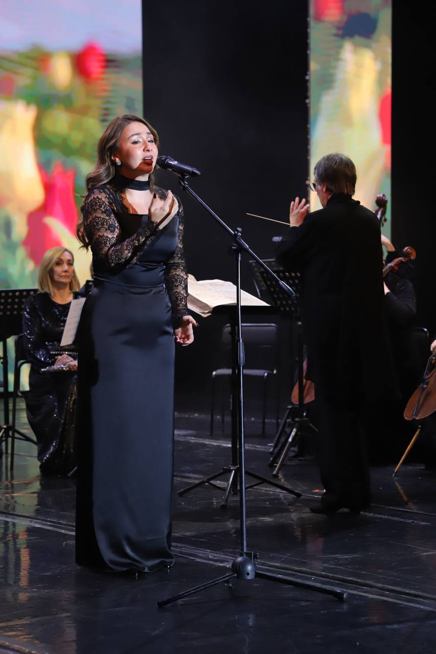 Вчера музыка звучала по особенному мощно величаво и мудро в своей глубине В Махачкале в большом зале Русского драматического театра им М Горького состоялся грандиозный юбилейный вечер посвященный 90 летию выдающегося представителя дагестанской и российской культуры Народного артиста РСФСР композитора Ширвани Чалаева Чалаев это целая эпоха Его вклад в отечественное музыкальное искусство невозможно переоценить своими шедеврами он многократно обогатил музыкальную летопись Дагестана воспитал плеяду талантливых учеников и навсегда вписал горские мелодии в мировую симфоническую традицию И вчера был не просто концерт а искренняя дань уважения человеку творцу которого мы глубоко ценим уважаем и любим Оркестры хоры солисты лучшие силы республики объединились чтобы исполнить его бессмертные произведения от лирико драматических лакских песен великолепных хоровых балетных сочинений до высоких образцов масштабных симфонических полотен Замечательно что свой юбилейный вечер Ширвани Рамазанович смотрел по прямой трансляции в Москве И лучшим признанием стали добрые слова поступившие от маэстро во время концерта и в адрес руководства республики и в адрес всех исполнителей В официальной части вечера заместитель председателя Правительства РД Муслим Телякавов зачитал поздравление от имени Главы РД Сергея Меликова Слова поздравления прозвучали и от имени других официальных лиц коллег и почитателей могучего таланта композитора С юбилеем Ширвани Рамазанович Здоровья и долгих лет Ваша музыка продолжает объединять нас Также от всей души хочу поблагодарить всех организаторов и участников этого действа созданного при поддержке Минкультуры РД творческие силы Дагестанской государственной филармонии Камерный оркестр под управлением Зарифы Абдуллаевой Симфонический оркестр и хор Дагестанского театра оперы и балета и дирижеров Новруза Шахбазова Наилю Керимханову Джаннет Абдуллаеву солистов Эльвиру Маммадаеву Абдула Мурадова Зульфию Архилаеву председателя Союза композиторов РД Рамазана Фаталиева конечно же автора сценария и ведущую художественного руководителя филармонии Ирину Нахтигаль режиссера Русского театра Марину Карпачеву руководство телеканалов за предоставленные видеоархивы автора видеоряда Елену Алиеву и всех кто был сопричастен и внес свою большую лепту в создание этого замечательного юбилейного вечера