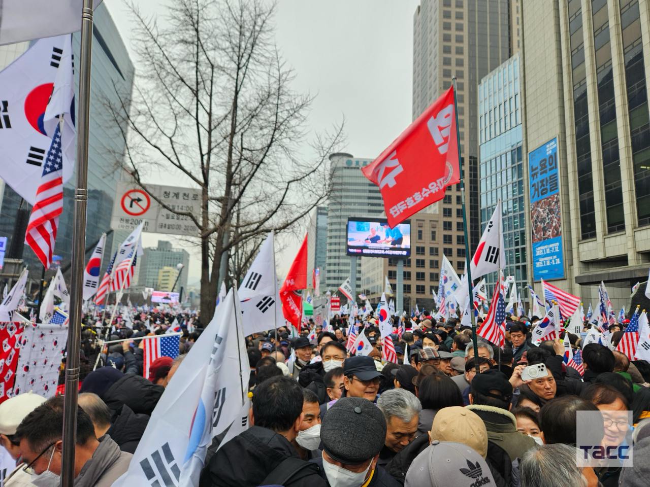 В Сеуле проходят массовые демонстрации в поддержку и против импичмента президента Республики Корея Юн Сок Еля   Поддержать президента пришли около 60 тыс. человек. Вердикт по делу об импичменте ожидается к середине марта.   Результаты опроса общественного мнения показали, что 59% южнокорейцев поддерживают отставку Еля, 35% против отрешения главы государства.     «Юань да Марья»