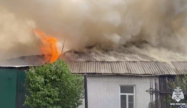В Улан-Удэ полыхает жилой дом В столице Бурятии ликвидируют пожар. Он произошёл на улице Сентарецкого. Как сообщили в республиканском управлении МЧС, там вспыхнул двухквартирный жилой дом. Сообщение о возгорании поступило на центральный пункт пожарной связи. Когда пожарные прибыли на место, жилую постройку полностью охватил огонь. Её тушат 20 человек фото – МЧС по Бурятии
