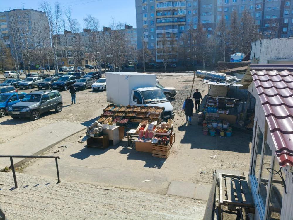 Кто бы мог подумать! Торговец Оглы с парковки перед соломбальским рынком оказался злостным нарушителем ИП Каримов Октай Дурсун Оглы, торгующий овощами перед входом в здание рынка, неоднократно привлекался к административкам, но продолжает работу. Оказывается, собственник помещений на улице Терехина, 3, корпус 1 только с начала текущего года получил 7 протоколов по статье «Торговля в неустановленных местах». То есть, ИП Каримов больше раза в месяц попадается на нарушении закона, но плюет на него, продолжая торговать, как ему удобно. Как выяснилось, проверок качества товаров у Оглы давно не было, но теперь обязательно будут. Хотя, смысла в них явно поубавится, ведь, чем дольше надзорные органы собираются, тем больше у Каримова будет времени на подготовку. В областной столице существует управление по торговле и услугам населению, которое должно реагировать на подобные обращения, как полиция на вызовы.