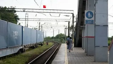Владивосток Сипягина 22 у 9 этажки рядом со школой нашли человеческую руку без тела работают криминалисты Подписчица сообщает у дома 22 по улице Сипягина обнаружена человеческая рука Не скелет а свежая отрубленная или оторванная На месте несколько часов работают криминалисты Полицию вызвали дети увидевшие страшную находку Приехавшая к дому женщина сняла с окна чтобы показать место Откуда рука взялась вечером загадка