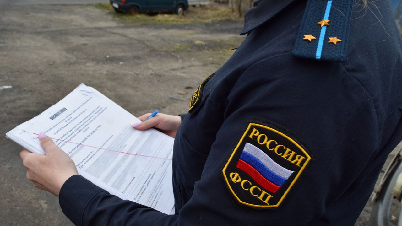 Вести Мурман Северянка погасила долг по алиментам после возбуждения уголовного дела На исполнении в отделении судебных приставов в Полярных Зорях находилось производство о взыскании с жительницы города более 200 тысяч рублей Несмотря на неоднократные предупреждения и привлечение к административной ответственности женщина не торопилась разбираться с долгом Правоохранители объяснили северянке что она может быть освобождена от уголовной ответственности только при условии полного погашения задолженности Все самые важные новости Telegram подробнее на канале Вести Мурман