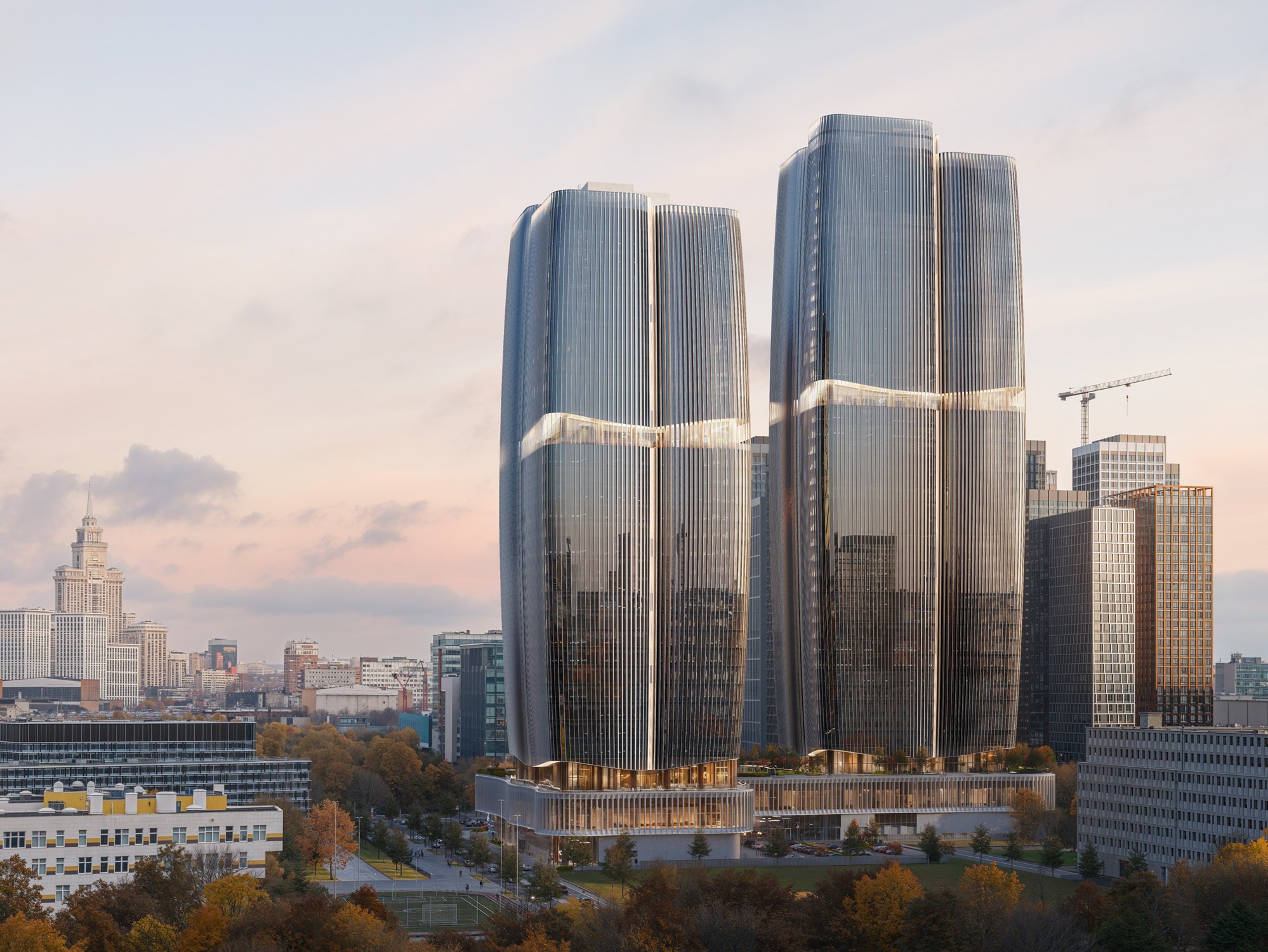 cre news Dar выходит на рынок офисной недвижимости Девелопер построит БЦ площадью около 210 тыс кв м в Хорошевском районе Офисный комплекс получивший название Поле планируется ввести в эксплуатацию в 2029 году Площадь участка составляет 1 8 га Проект состоит из двух башен 43 и 33 этажей объединенных стилобатом на котором запланирован парк площадью порядка 7 тыс кв м Площадь офисных помещений составит 119 1 тыс кв м На первом и втором этажах стилобата запланированы торговый центр площадью более 1 7 тыс кв м супермаркет фудкорт площадью более 2 2 тыс кв м ресторан медицинский центр площадью более 1 8 тыс кв м Подробнее   cre ru news 100743