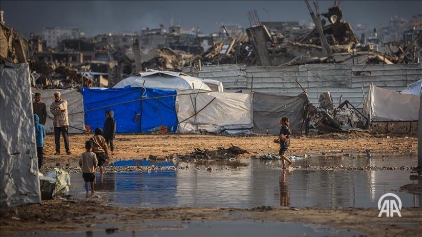 Сотни палаток в Газе оказались под водой из за сильных дождей Сотни палаток в которых проживают вынужденно перемещенные палестинцы оказались под водой в связи с сильными дождями непрекращающимися в секторе Газа в течение двух дней Об этом говорится в сообщении Управления гражданской обороны палестинского эксклава Согласно сообщению мощные ливни имели место в частности в южных районах сектора Газа Отмечается что сотни палестинских семей были эвакуированы из палаток затопленных дождевой водой Власти предупреждают что при продолжении дождей количество эвакуированных может увеличиться Отсутствие временных убежищ для перемещенных семей может привести к ухудшению гуманитарной ситуации подчеркивается в сообщении Подробнее на нашем сайте v aa com tr 3768217 24 7 в сутки с Агентством Анадолу