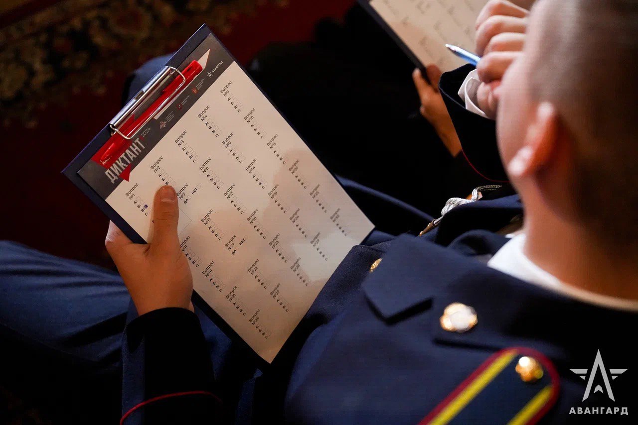 Более 150 образовательных учреждений Самарской области присоединятся к Ежегодной всероссийской просветительской акции Военно патриотический диктант 1 декабря 2025 года в 10 00 в Центральном академическом театре Российской Армии в городе Москве пройдет IV Ежегодная всероссийская просветительская акция Военно патриотический диктант 2025 организованная Учебно методическим центром военно патриотического воспитания молодежи Авангард при содействии Фонда поддержки и развития военной культуры и отдыха В этом году просветительская акция пройдет в двух форматах очном и онлайн Главной очной площадкой проведения военно патриотического диктанта станет Центральный академический театр Российской Армии ЦАТРА Также очный этап пройдет единовременно на площадках во всех субъектах Российской Федерации В Самарской области Военно патриотический диктант 2025 очно пройдет в 159 образовательных учреждениях региона Начало 1 декабря 2025 года в 10 00 мск Возраст участников от 14 лет Дистанционно написать диктант смогут все желающие вне зависимости от возраста в период с 1 по 14 декабря 2025 года Старт онлайн диктанта 1 декабря 2025 года в 12 00 мск Для участия необходимо зарегистрироваться на сайте   diktant avangard online ru Участникам предстоит ответить на 25 вопросов за 45 минут Задания охватят ключевые периоды отечественной военной истории от ратных подвигов древней Руси до современных достижений Российской Армии включая блок к 80 летию Великой Победы а также вопросы связанные с государственной символикой произведениями литературы и искусства на патриотическую тематику Кроме того в связи с празднованием пятилетия УМЦ Авангард в перечень вопросов был добавлен специализированный тематический блок посвященный деятельности Центра Проведение Диктанта в 2025 году является знаковым событием в связи с празднованием 80 летия Победы в Великой Отечественной войне и пятилетием со дня основания УМЦ Авангард Диктант станет одним из ключевых мероприятий в юбилейной программе демонстрирующих эффективность работы Центра по сохранению исторической памяти и патриотическому воспитанию молодежи Военно патриотический диктант это значимая просветительская инициатива которая позволяет гражданам глубже понять исторические основы нашего государства и отдать дань уважения подвигу великого поколения Героев Проведение подобной акции знаменует собой важный этап в системной работе по военно патриотическому воспитанию которой и занимается Центр Авангард В современных условиях эта работа приобретает особую актуальность формируя у подростков и в обществе в целом осознанную гражданскую позицию основанную на знании истории страны ее культуры и традиций отметила директор УМЦ Авангард депутат Московской городской Думы Дарья Борисова Идея проведения диктанта зародилась в 2022 году в преддверии Дня призывника За период с 2022 по 2024 годы в нем приняли участие более 800 тысяч жителей из всех регионов России Интерес к военно патриотическому воспитанию растет о чем свидетельствует ежегодное увеличение числа участников диктанта К участию в Ежегодной всероссийской просветительской акции Военно патриотический диктант приглашаются школьники студенты курсанты военнослужащие а также все граждане России и соотечественники за рубежом интересующиеся историей и патриотической тематикой Учебно методический центр военно патриотического воспитания молодежи Авангард ГТРК Самара MAX lВК lОК lСАЙТ