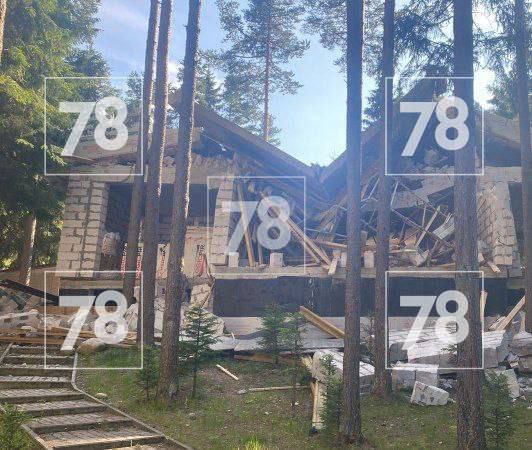 Два человека погибли из-за рухнувшего перекрытия Трагедия случилась в строящемся доме в деревне Вартемяги На месте уже работают спасатели Первый Питерский