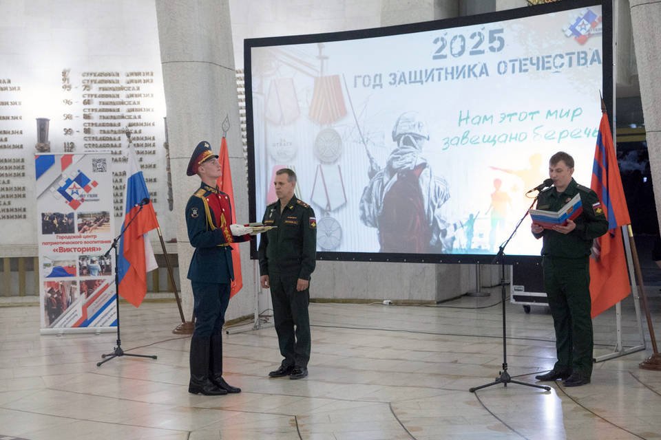 В Волгограде участникам СВО вручили госнаграды Военнослужащие проявили смелость и решительность в зоне боевых действий. Сегодня, 5 июня, в торжественной обстановке в Триумфальном зале музея-панорамы «Сталинградская битва» были награждены участники СВО. Они проявили в зоне боевых действий смелость и самоотверженность и были удостоены наград. Военнослужащие награждены медалями «За отвагу», «За храбрость II степени», медалью Жукова и медалью «За спасение погибавших». Высокие награды вручил военный комиссар Волгоградской области полковник Андрей Летунов. За происходящим наблюдали журналисты, ветераны, общественники, воспитанники патриотических организаций
