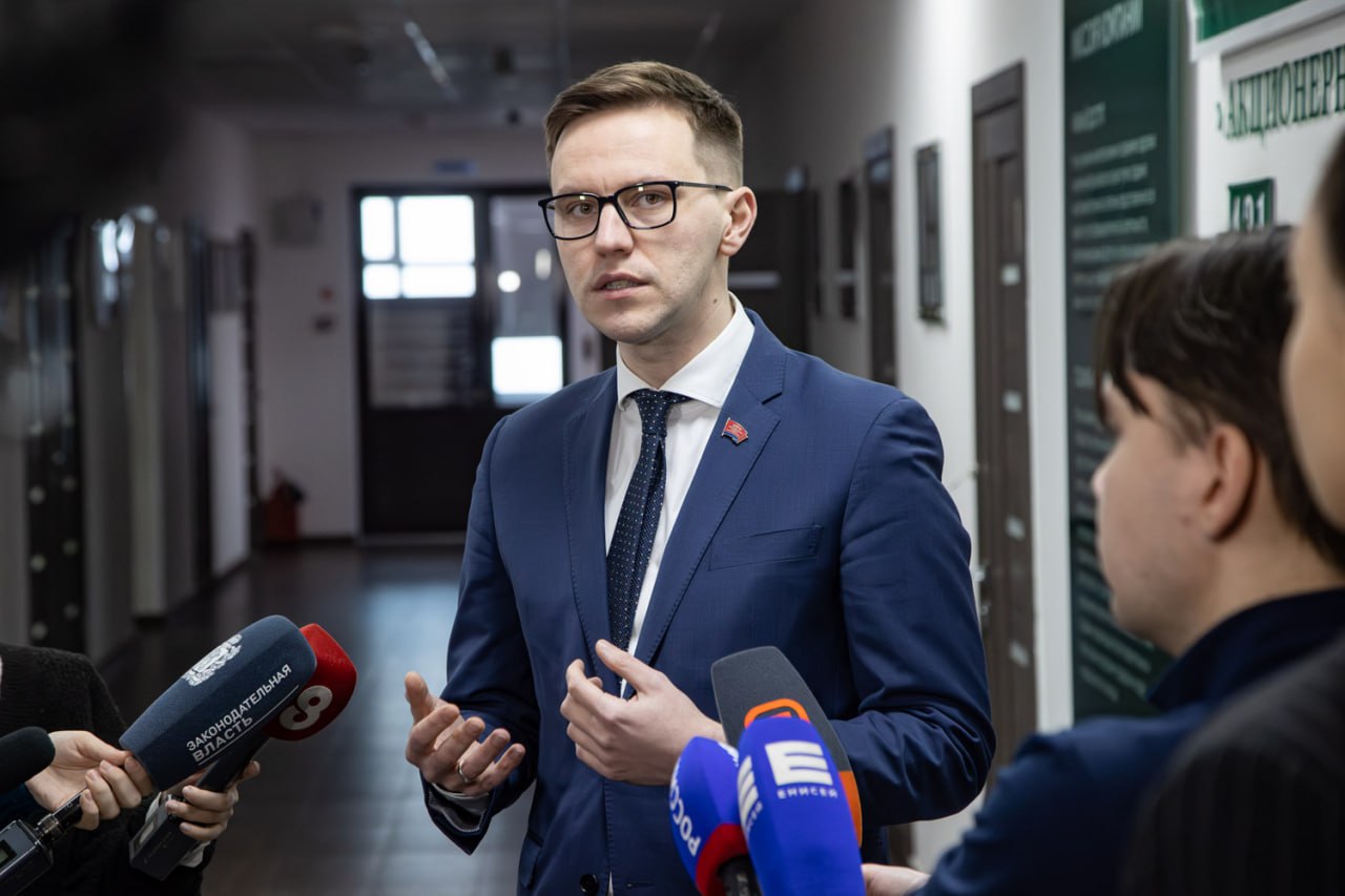 Илья Зайцев Год вызовов и решений Председатель комитета по охране здоровья и социальной политике рассказал об итогах работы за год и планах на 2026 й В 2025 году комитет сосредоточился на решении острых вопросов льготного лекарственного обеспечения Благодаря проделанной работе удалось завершить основную часть конкурсов на закупку препаратов для федеральных и краевых льготников Упрощается процедура получения мер социальной поддержки Введён проактивный порядок назначения выплат для многодетных семей и участников боевых действий С этого года компенсация проезда для многодетных будет автоматизирована без сбора чеков и личного присутствия Красноярский край стал одним из первых в России кто приравнял ВИЧ инфицированных детей 91 человек к детям инвалидам предоставив им аналогичные меры поддержки В рамках бюджетного процесса комитет добился запуска с 2026 года программы бесплатной вакцинации от ВПЧ для девочек 9 12 лет с отягощённым анамнезом Также ведётся работа по адаптации системы ОМС к новым условиям финансирования На федеральном уровне край продолжает продвигать инициативу по перераспределению средств на онкологическую помощь в пользу регионов с высокой выявляемостью заболеваний Среди ключевых объектов строящиеся поликлиника в Свердловском районе и детская многопрофильная больница включённая в стратегию развития первичной медпомощи РФ Подписаться Задать вопрос депутату