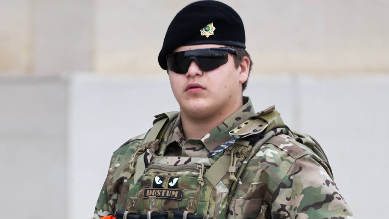 17 летний Адам Кадыров будет курировать уплату налогов в Чечне сообщил его отец Рамзан До этого он уже стал руководителем службы безопасности главы республики куратором МВД и Совбеза министерства спецназа имени Путина и гуманитарной помощи Палестине На его счету около 27 госнаград economylive