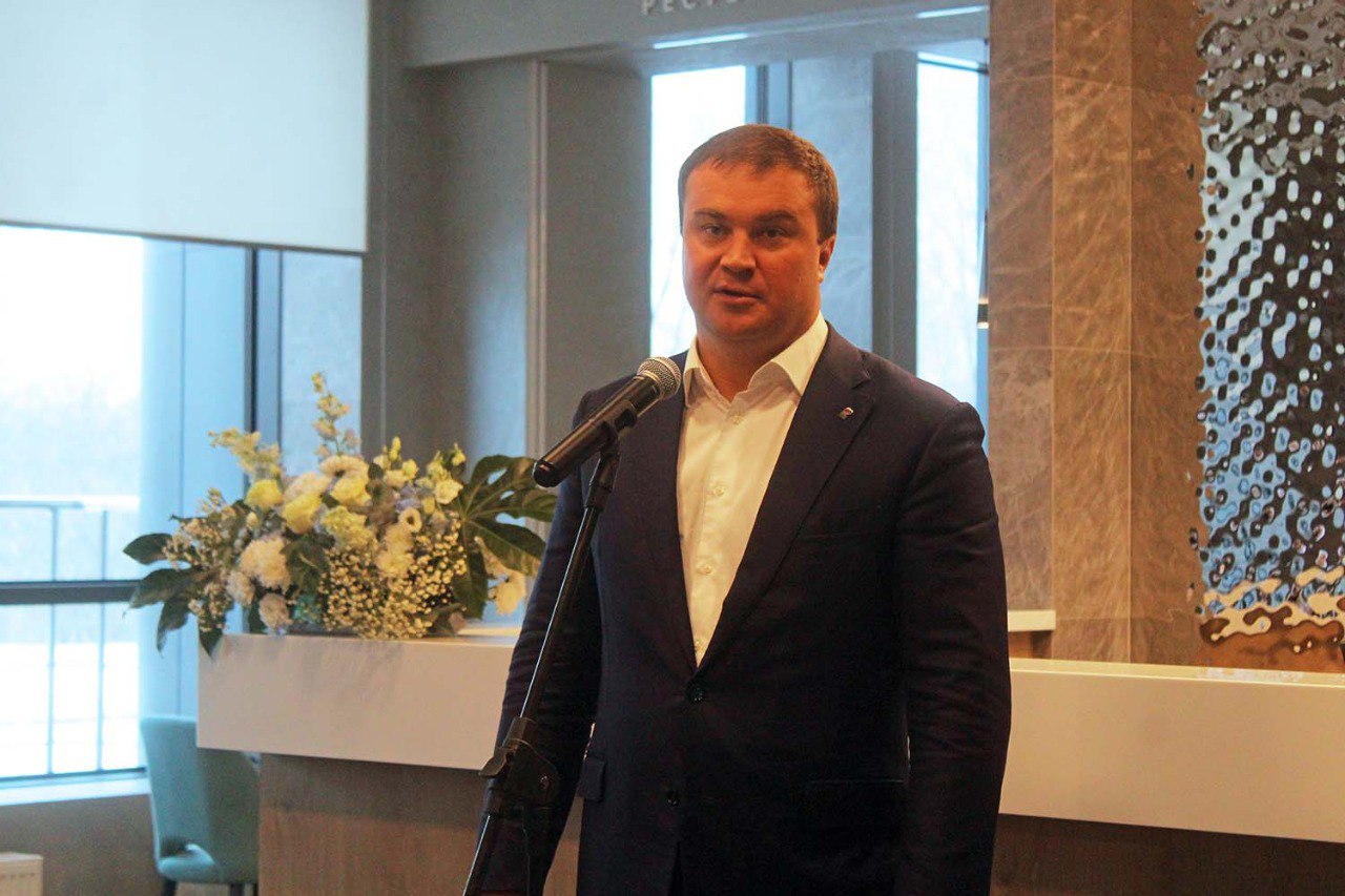 Губернатор Хоценко поручил мобилизовать коммунальные и дорожные службы перед морозами По данным синоптиков на следующей неделе в Омской области ожидаются первые сильные морозы В связи с этим глава региона поручил мобилизовать все ресурсы для оперативной подготовки инфраструктуры и контроля ситуации на местах Особое внимание он уделил областному центру Задачи по обеспечению бесперебойной работы служб поставлены мэрии а также предприятиям Омскэлектро ТГК 11 Омскэнерго и другим Им необходимо обеспечить готовность к работе в условиях низких температур и быстро реагировать на нештатные ситуации Дорожным службам поручено перейти на усиленный режим для обеспечения безопасности на трассах и своевременной очистки снега Om1 Омск в MAX