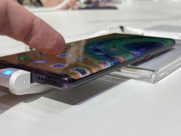 Южнокорейская Samsung Display прекратила закупки российских золота, вольфрама и тантала, следует из отчетности компании Ранее эти металлы поставляли «Красцветмет», Соликамский магниевый завод и другие российские предприятия Эксперты не исключают, что отказ может привести к росту стоимости электроники на 2–5% Samsung Display, входящая в Samsung Semiconductor, производит экраны для смартфонов, включая Apple iPhone В 2021 году компания работала с 11 российскими поставщиками, но в 2024-м исключила их из цепочки По данным источников, решение связано с рисками вторичных санкций Некоторые эксперты допускают, что Samsung может закупать российские металлы через посредников, что увеличит конечную цену устройств Другие считают, что компания полностью перешла на азиатских поставщиков Подписаться