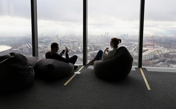 Данные служб занятости показали расширение скрытой безработицы за три месяца число сотрудников столкнувшихся с неполной занятостью простоями и угрозой увольнения выросло более чем на 50 до 254 тыс Основной рост пришелся на работников переведенных на неполный рабочий день и неполную рабочую неделю их число увеличилось в 2 6 раза Одновременно резко поднялась доля столкнувшихся с вынужденным сокращением рабочего времени на сокращенный режим переведены более 50 работников компаний прибегнувших к такой мере хотя летом их доля не достигала и 15 Какие отрасли и регионы сильнее всего затронуты скрытой безработицей в подписке РБК Фото Олег Елков Shutterstock Следить за новостями РБК в Telegram