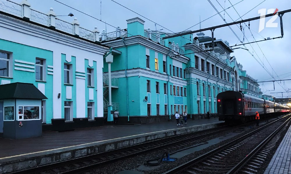 Омскую область и Новосибирск свяжет новая ускоренная электричка Поезд под номером 7142 станет самым протяжённым пригородным маршрутом региона его длина составит более 500 километров Электричка будет отправляться из Омской области от станции Колония в селе Ивановка Калачинского района а конечной остановкой станет Новосибирск   Подписывайтесь на 12 канал в МАХ