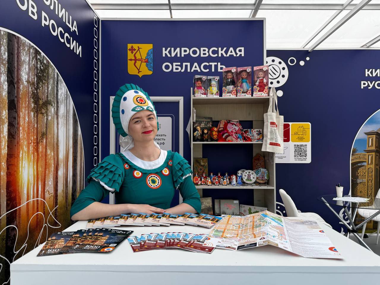 Стенд Кировской области представлен на международном туристическом форуме «Путешествуй!», который проходит по нацпроекту «Туризм и гостеприимство». Открытие мероприятия состоялось 10 июня в Москве. Стенд региона представлен на Центральной аллее ВДНХ. Делегацию Кировской области возглавляют зампред правительства региона Евгений Габсаматов и руководитель Центра развития туризма Кировской области и Дирекции по организации мероприятий Алексей Чепцов. Впервые наш регион участвует в форуме в статусе «Город-партнер». С приветственным словом к участникам форума обратились зампред Правительства РФ Дмитрий Чернышенко и министр экономического развития РФ Максим Решетников. Спикеры отметили многофакторный характер туристической отрасли, туризм стимулирует сферы строительства, инвестирования, здравоохранения и другие. — Для Кировской области это отличная возможность заявить о себе на различных площадках форума. Стенд региона в этом году многофункциональный. Гости смогут не только познакомиться с историей, богатствами и потенциалом вятского края, но и приобрести настоящие вятские сувениры, раскрасить гигантское полотно, сделать памятный снимок у всемирно известной «дымковской барыни», — отметил Евгений Габсаматов. Кировская область